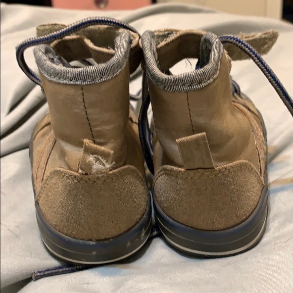 Size 6 toddler shoes - Picture 2 of 3